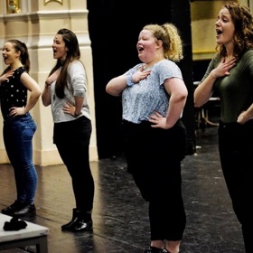 Anna Vopletalová se prý s Jaroslavou Kretschmerovou o hereckém ztvárnění filmové postavy radila.