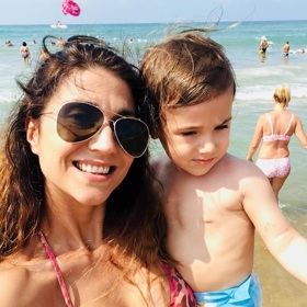 Jak sama říká, díky těhotenství se jí ňadra ještě o jednu velikost zvětšila.