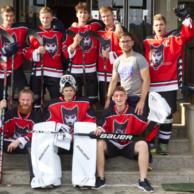 Smečka: David (Tomáš Dalecký) přichází do nové školy a hokejového týmu, kde se stává terčem šikany.