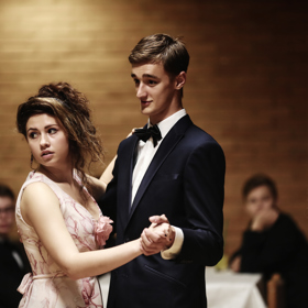 Život se neodehrává jenom na ledě, ale i ve společnosti, kde chrániče nahradí oblek s motýlkem.