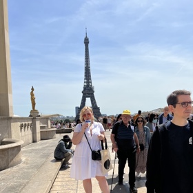 Eiffelovka stále stojí a stále je obklopena lidmi.