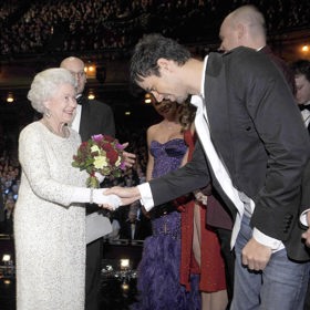 Španělský zpěvák Enrique Iglesias s britskou královnou Alžbětou II.