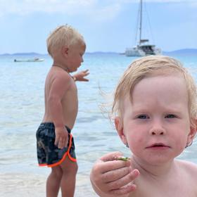 Anička s Pepíčkem už spolu začínají dobře fungovat a krásně si hrajou.