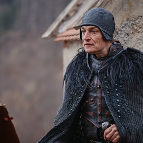 Také Karel Dobrý není v pohádce Zakletá jeskyně zrovna za klaďase. Mnohé napovídá už jméno jeho postavy - Oplan. To znamená holomek, pobuda a špatný (planý) člověk.