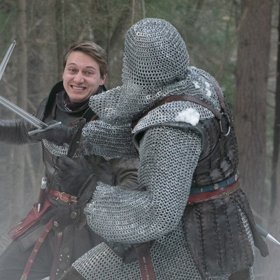 Když na to přijde, princ Zach (Ondřej Kraus) se dovede ohánět i mečem.