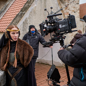 Slovenskou herečku Táňu Pauhofovou na pohádce Zakletá jeskyně upoutalo také to, že si mohla zahrát negativní postavu - královnu Bertu.