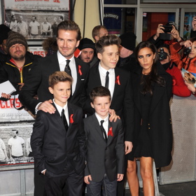 Prosinec 2013 - Slavný pár už má čtyři děti, syny Brooklyna (23), Romea (19) a Cruze (17, všichni na snímku) a dceru Harper (10). Zvlášť pohledná holčička je tatínkovým mazánkem. Victoria ji zase s chutí obléká do trendy oblečků. Bývalá zpěvačka se totiž chytila v módním průmyslu a začíná budovat svoji vlastní značku.
