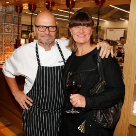 Podobně jako u sebe v restauraci i doma se pokouší mít Zdeněk hlavní slovo, říká Zdeňka s úsměvem.