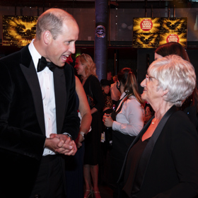 Sandra se díky kontaktům svého syna setkala i s princem Williamem. Budoucí král by se asi divil, koho mladá Sandra Davidovým fanouškům připomíná.