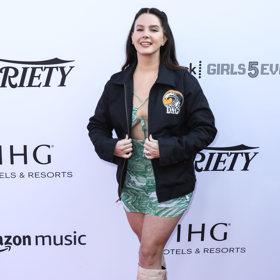 Lana Del Rey se nebojí obléct ani extra krátké šaty se zajímavě řešeným dekoltem. 