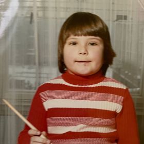 Jak dnes s úsměvem říká, účes měla ostříhaný podle kastrolu a postavou připomínala bonbonek nebo melounek.