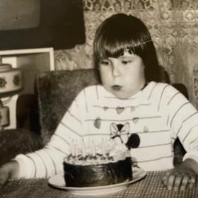 Kulturistka Věra Mikulcová u svých archivních fotografií zavzpomínala na své dětství.