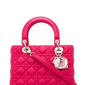 Sytě růžová prošívaná kabelka. DIOR, FARFETCH.COM, 129 000 Kč