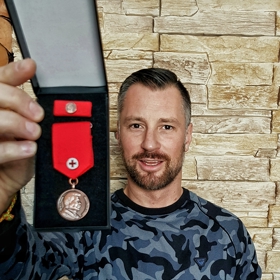 Moderátor už má za své zásluhy dokonce i medaili.