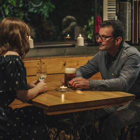 Jednoho večera potká sochaře Petra (Ondřej Vetchý), který nemá ani zdání, s kým se právě seznámil.