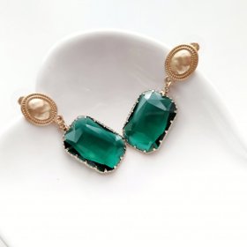 Zelené visací náušnice. My Feminity, 187 Kč.