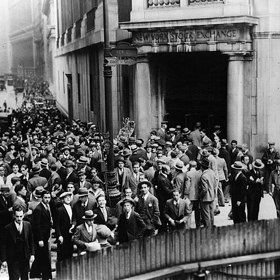 Velkou hospodářskou krizi odstartoval v roce 1929 krach na Wall Street, tedy americké burze akcií.