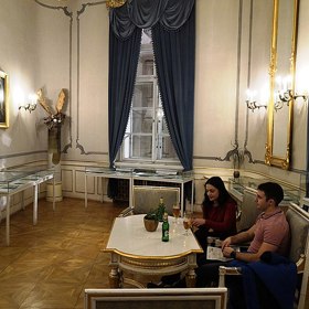 V prostorách Stavovského divadla tak můžeme najít salónek pojmenovaný po Mozartovi.