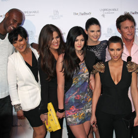 Celosvětově populární rodinka Kardashianových by neexistovala bez matky rodu Kris Jenner (66, třetí zleva). Ta přivedla na svět neuvěřitelných šest dětí - Kourtney Kardashian (43, první zprava), hvězdu televizní reality show Kim Kardashian (41, třetí zprava), Khloé Kardashian (38, čtvrtá zleva), Roba Kardashiana (35, první zleva), úspěšnou modelku Kendall Jenner (26, uprostřed) a Kylie Jenner (24, čtvrtá zprava). Díky svým dětem je Kris už také desetinásobnou babičkou.