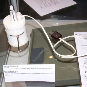 Pod slovem parník si každý představí plavidlo. Tímto pojmem se však označovalo i zařízení pro rozlepování tajně cenzurovaných dopisů. 