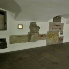 Původně měl být dovezen z hory Říp, postupně se ale dovezly další kameny z Blaníku, Radhoště či Vyšehradu.