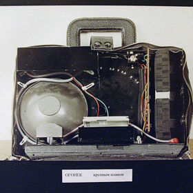 Takto vypadal maskovaný fotoaparát estébáků. Byl určený pro pořizování snímků v noci, a, jak jinak, sovětské výroby.