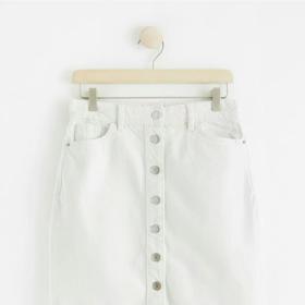 Bílá džínová sukně s knoflíky. Lindex, 799 Kč