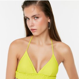 Neonově žlutý vrchní díl plavek. Trendyol, ZOOT, 487 Kč. 
