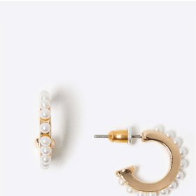 Malé kruhové perlové náušnice. Marks & Spencer, 199 Kč.