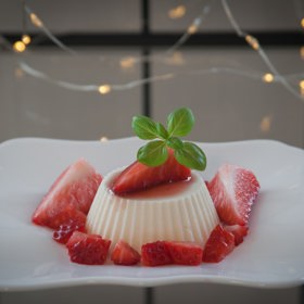 Ovocné želé lze vynechat a ztuhlou panna cottu jen ozdobit čerstvými jahodami. V jednoduchosti je prostě krása.