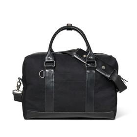 Prostorná cestovní taška v černém designu. Bagind, 3590 Kč. 