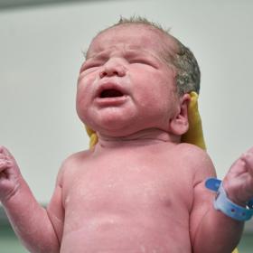 Délku porodu ovlivňuje mnoho faktorů. U prvorodiček obvykle trvá 7-12 hodin, u vícerodiček bývá kratší, cca 3-4 hodiny.