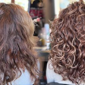 Nejvíce ženám s kudrnatými vlasy lichotí polodlouhé či dlouhé vlasy.  