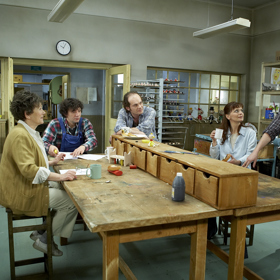 ...ale pak získal práci v dílně na výrobu dřevěných hraček. Časem se vypracoval až na jejího spolumajitele.