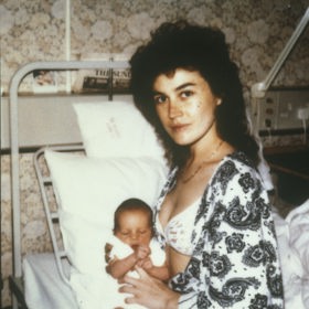 Conor, syn Erica Claptona a italské herečky Lory Del Santo, přišel na svět 21. srpna 1986 v britském Paddingtonu. Na této fotce jsou mu tři dny. Hudebník byl v té době ještě ženatý s Pattie Boyd.