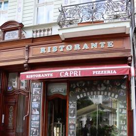 Restaurace Capri uprostřed hlavní promenády směrem ke Grandhotelu Pupp láká už od vchodu na známé tváře, které sem zavítaly.
