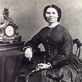 Zakladatelka Amerického Červeného kříže Clara Barton žila s černobílým kocourem jménem Tommy. Portrét mazlíčka visí dodnes v jejím domě v Marylandu.