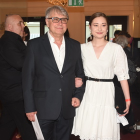 Režisér nového muzikálu, Antonín Procházka, přišel v doprovodu své dcery. Ta oblékla něžné bílé koktejlky, u kterých zdůraznila pas vysoko postaveným páskem. 