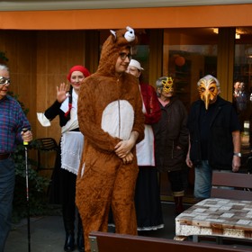 Seniorům zde vymýšlí akční a zábavné programy, které rozveselí všechny zúčastněné. Senioři tak lépe bojují se samotou. 