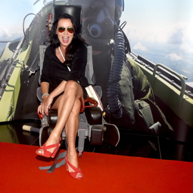 Heidi Janků se toho nebojí a obléká se mladistvě, podle poslední módy, a neopomíjí ani minisukně.