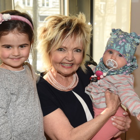 Kromě vnučky Alžbětky má Eva Hrušková také od snachy Libušky Rohlíčkové (dříve Vojtkové), vnučku Elinku.