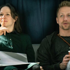 Hlavní milostnou dvojici tvoří Tomáš Klus s herečkou Veronikou Khek Kubařovou.