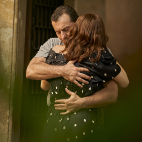 A možná i díky tomu mezi nimi brzy vzplane láska. 