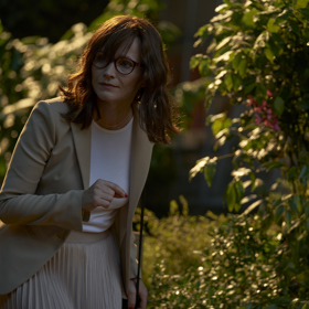 Vybere se proto v přestrojení mezi "obyčejný lid".