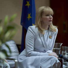 Prezidentka: Kateřina Čechová (Anna Geislerová) má za sebou první rok v prezidentském úřadě. A cítí, že potřebuje alespoň na chvíli vypadnout z toho kolotoče.