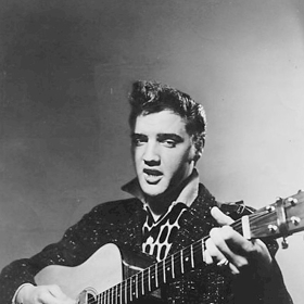 Elvis Presley na raritní fotografii z roku 1956, která zachytává jeho první televizní vystoupení.