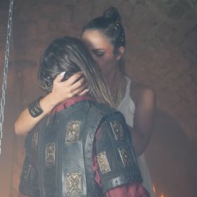 Fakt, že videoklip natáčela se svým partnerem, byl pro ni nečekaným zpestřením.