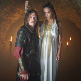 Eva Burešová a Přemek Forejt se ve videoklipu proměnili ve středověké milence a bojovníky.