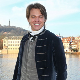 Zpěvák Vojtěch Dyk měří 196 cm. Jeho manželka Tatiana Dyková měří o 36 centimetrů méně. 