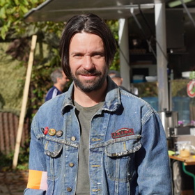 Václav Neužil má v civilu vlasů dost a rostou mu prý tak rychle jako vousy.